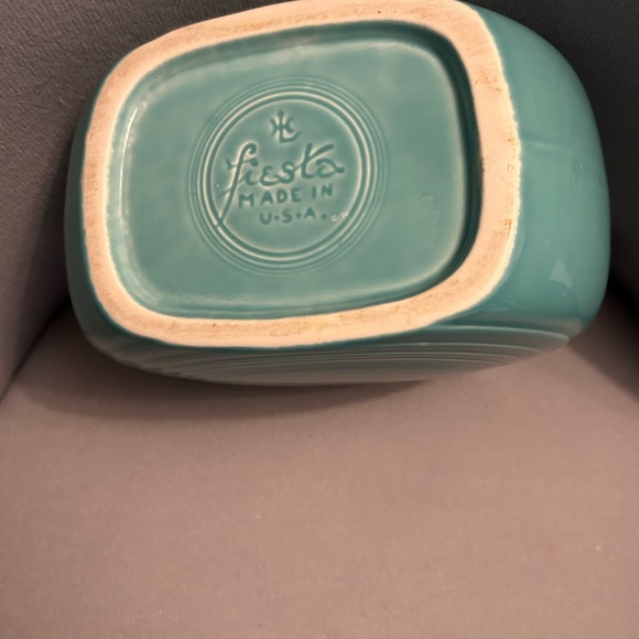 Large Turquoise Fiesta Ware Pitcher. 6 3/4” H x 8 1/2” W (Handle to Spout). - Picture 6 of 8